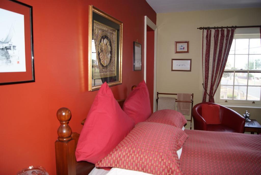 Meredith House Hotel Swansea Room photo